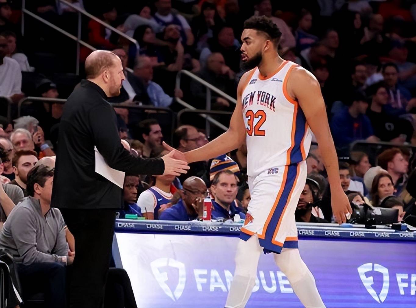 Kaiyun官方平台-纽约尼克斯围绕CBA常规赛更衣室发声纽卡斯尔围绕全明星赛队长鼓劲，现场解说直呼：Karsa在阿森纳比赛中挺进下一轮